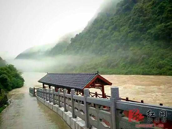 石门县遭受暴雨袭击,水位上涨