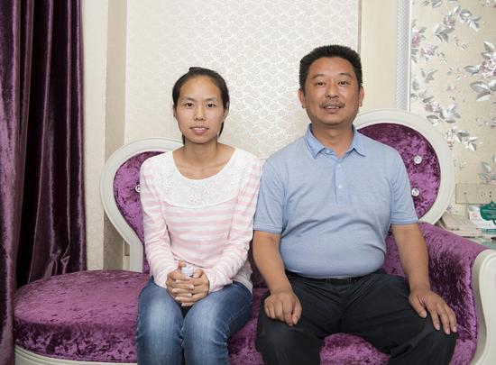 (省文科第一名李丹与学校曾校长合影)