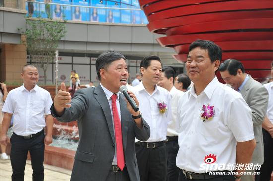 王填董事长向嘉宾介绍