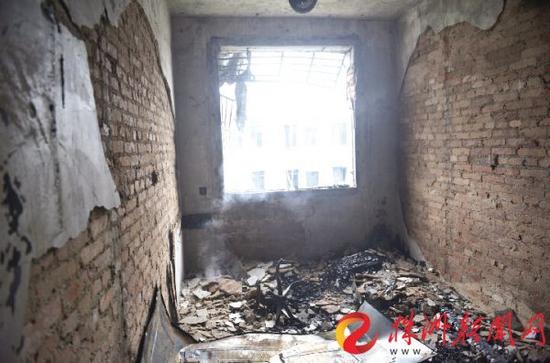 卧室墙壁全部剥落,红砖裸露出来(记者 谢慧 摄)