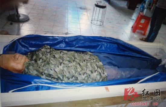 　　死者为男性，年龄约50岁，身高159 cm，上身穿迷彩服，下穿黑色长裤，白色袜子，右眼外下缘有一黑痣