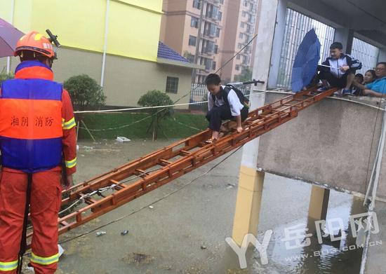 强降雨来袭 湘阴文星中学150余名师生被困宿舍
