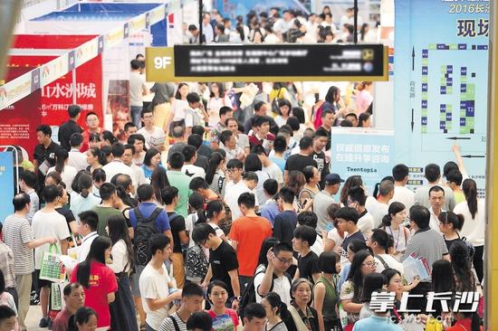 昨日上午，长沙市教育局和本报联合举办的中考招生咨询会上，近百所普高、职高、国际学校、培训机构的指导老师与5万多学生、家长面对面交流，答疑解惑，为中考志愿填报提出合理建议。 长沙晚报记者 陈飞 摄