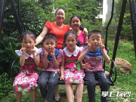 长沙一龙凤四胞胎今年上小学 爸妈忧喜参半