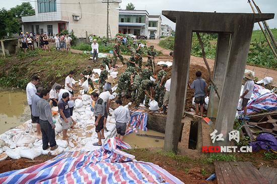 官兵们在渗水闸附近用沙袋垒起一道长6米高3米的挡水墙。