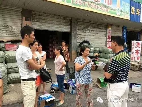 好心的邻居们跟记者一行反映情况