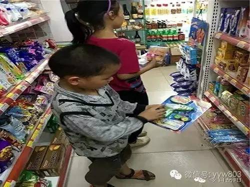 前去采访的岳阳网实习生周勤悦带着孩子到超市买吃的，孩子们都很乖巧！