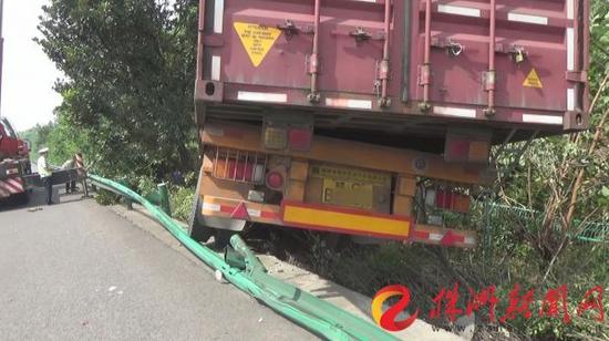 7月20日凌晨，一辆18米长的厢式半挂车在京港澳高速株洲段1571公里处冲下护栏