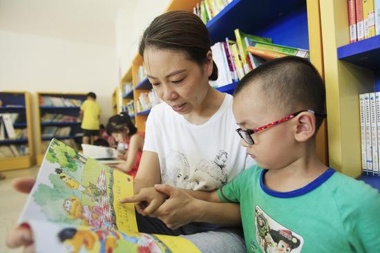 长沙市天心区100个家庭开展共读100天亲子