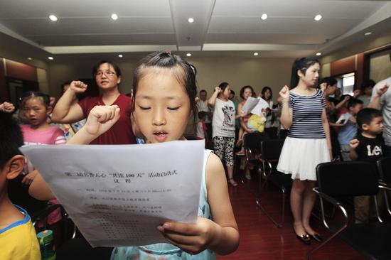 7月23日，来自100个家庭的家长和孩子齐聚长沙市天心区图书馆，参加书香天心“共读100天”启动仪式并庄严宣誓。