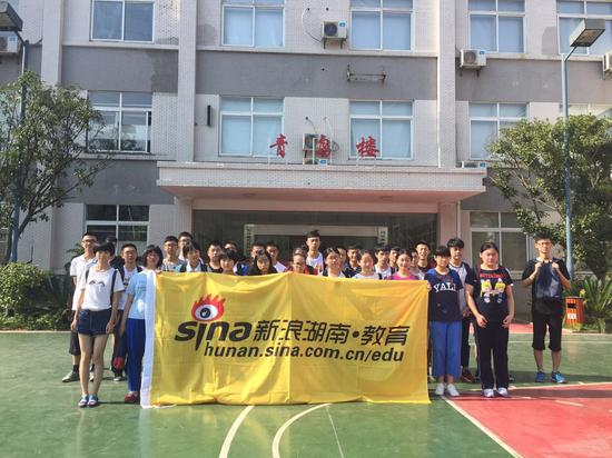 新浪湖南教育频道中学生社会实践活动走进北大青鸟。