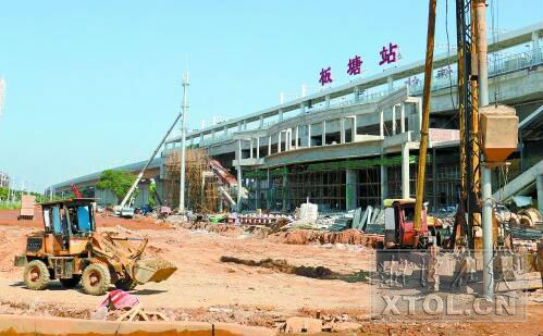 城际铁路站前广场配套设施正在加紧施工建设。 (记者 方阳 实习生 李雅茹 摄)