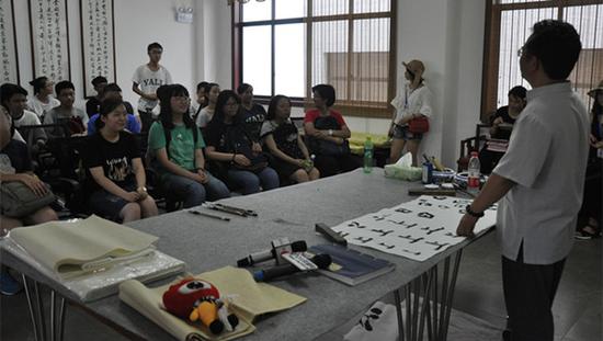 范晓亮老师与同学们交流互动。