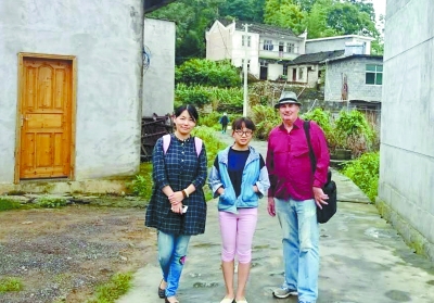 　　2015年7月，辛哈教授（右一）与团队成员在凤凰县勾良苗寨进行田野调查。 湖南大学外国语学院供图