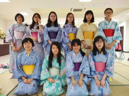 同学们不仅学习语言,更要学习留学目的国的文化。
