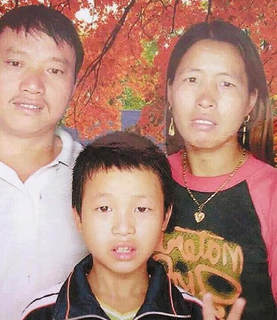 蔡家远小时候与父母的合影