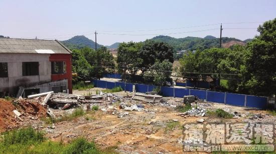 ▲7月28日,望城桐林坳社区雷高公路旁,以李文其名义修建的房屋已被拆除。 图/记者向帅