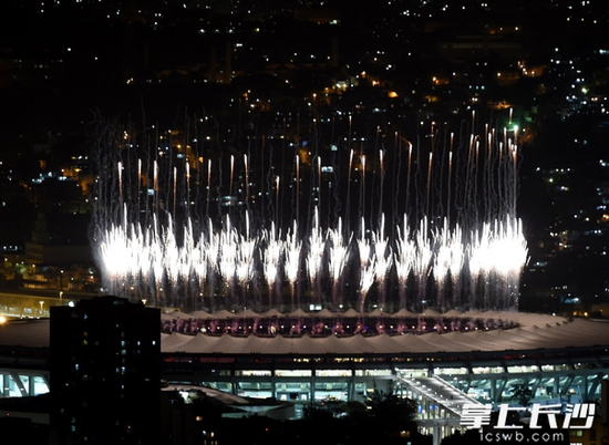(8月5日，第31届夏季奥林匹克运动会开幕式在巴西里约热内卢马拉卡纳体育场举行。这是开幕式上的焰火表演。新华社记者韩瑜庆摄)