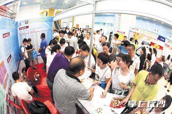 长沙市教育局和本报联合举办的中考咨询会场面火爆，上万名家长和学生持成绩在各校展位咨询，而最受“煎熬”的就是成绩带一两个C的考生家长。 长沙晚报记者 陈飞 摄（资料图片）