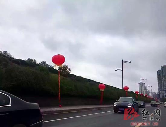男子七夕拉80条气球横幅求婚