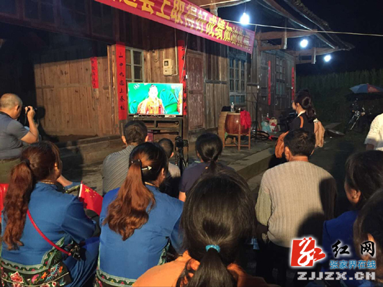 乡亲们聚在一起守在电视机前，为中国队呐喊，为商春松加油。