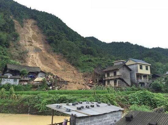 湖南古丈默戎出现泥石流，房屋倒塌。（湖南省地质灾害应急中心供图）