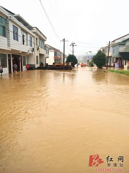 3个村道路被水中断围困。