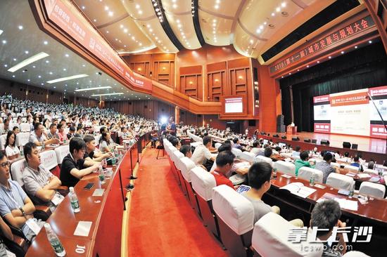 昨日,2016(第十一届)城市发展与规划大会在长沙开幕,来自全球的300多位行业精英汇聚一堂,深入研讨城市发展与规划的主题和思路。 本版图片均为长沙晚报记者 王志伟 摄