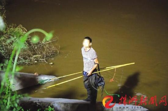 去年5月份，一名男子在江边用背包电进行电打鱼（市渔政站供图）