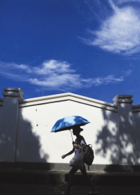 8月18日，长沙青园路，天气炎热，女 孩打伞出行。　　　　　　图/记者金林