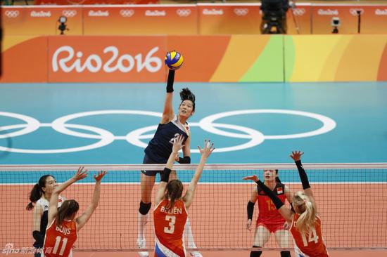 2016里约奥运会，中国女排与荷兰队正在比赛。