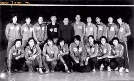 1979年，中国女排队员在郴州训练基地合影。
