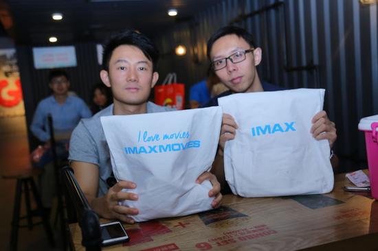 两位影迷手举IMAX观影大礼包