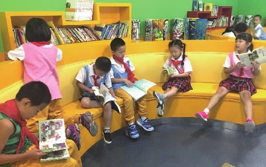 8月29日，长沙市天心区仰天湖小学校园“阅读餐厅”正式开张。今后，该校早到的孩子既可以在餐厅享受到美食，也可以静下心来阅读。 记者 黄京 摄