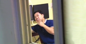 宾馆内的袁政益。视频截图