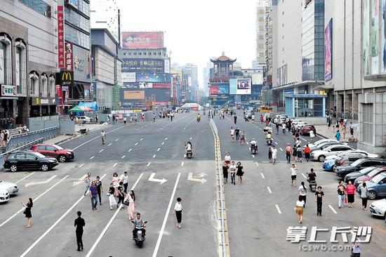 昨日，黄兴中路主线道路已基本建成，行人已能自由通行。 长沙晚报记者 王志伟 摄