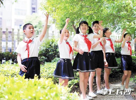 美丽的校服,也是校园难忘的记忆之一,图为砂子塘泰禹小学校服。长沙晚报通讯员 李静摄