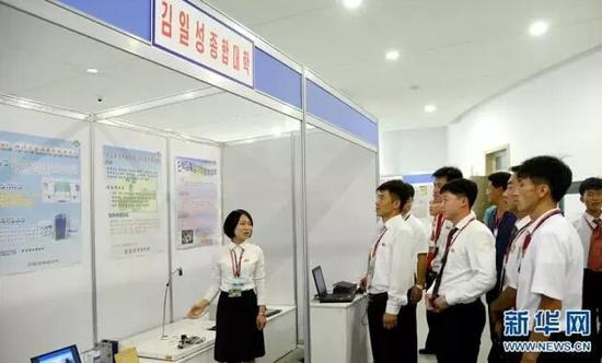 9月13日,在朝鲜平壤,学生参与全国大学生发明展示会。