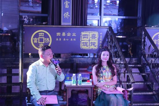 美女主持人yoyo和本土重磅笑星刘澳亮相决赛，作为评委现场品足