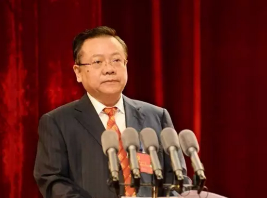 易鹏飞同志代表中共郴州市第四届委员会向大会作工作报告。