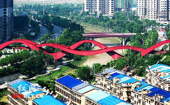 远观梅溪湖国际新城“中国结”步行桥。