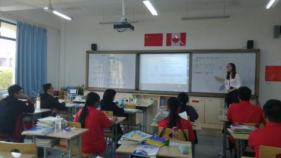学生正在学习AP微积分课程。
