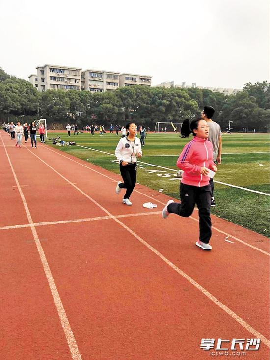 昨日早晨6时50分许,迎着晨曦,中南大学的学生在南校体育场跑步或进行其他方式的锻炼。 长沙晚报通讯员 彭晓菁 摄