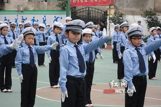 “雏鹰少年交警队”英姿飒爽。