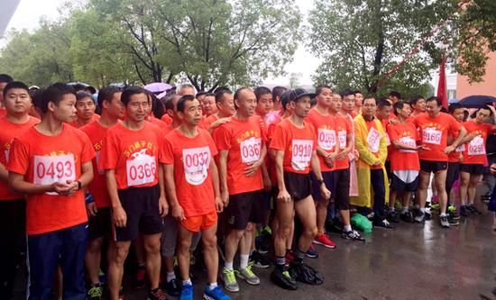 10月21日上午，第十六届湖南·石门柑橘节暨文化旅游周的万人激情橙跑活动在雨中开跑。