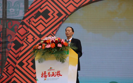 石门县副县长孙云波宣读“2016年石门柑橘销售之星”