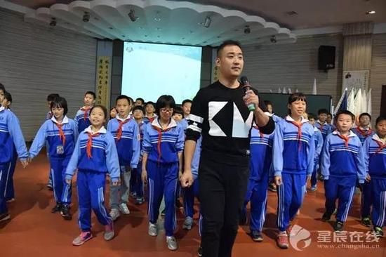 先放一段乐曲让孩子们感受音乐的律动,可以走到教室的任意角落。
