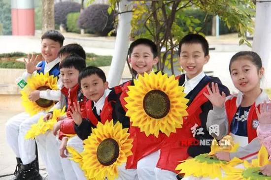 仰天湖赤岭小学孩子们脸上时刻挂满幸福的笑容。
