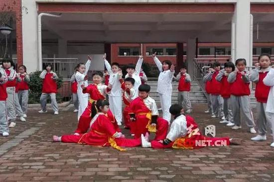 仰天湖赤岭小学同学们展示习武成果。