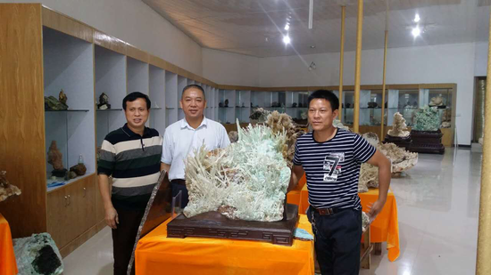 和氏璧之谜破译者王春云博士(中),宝石发现者王